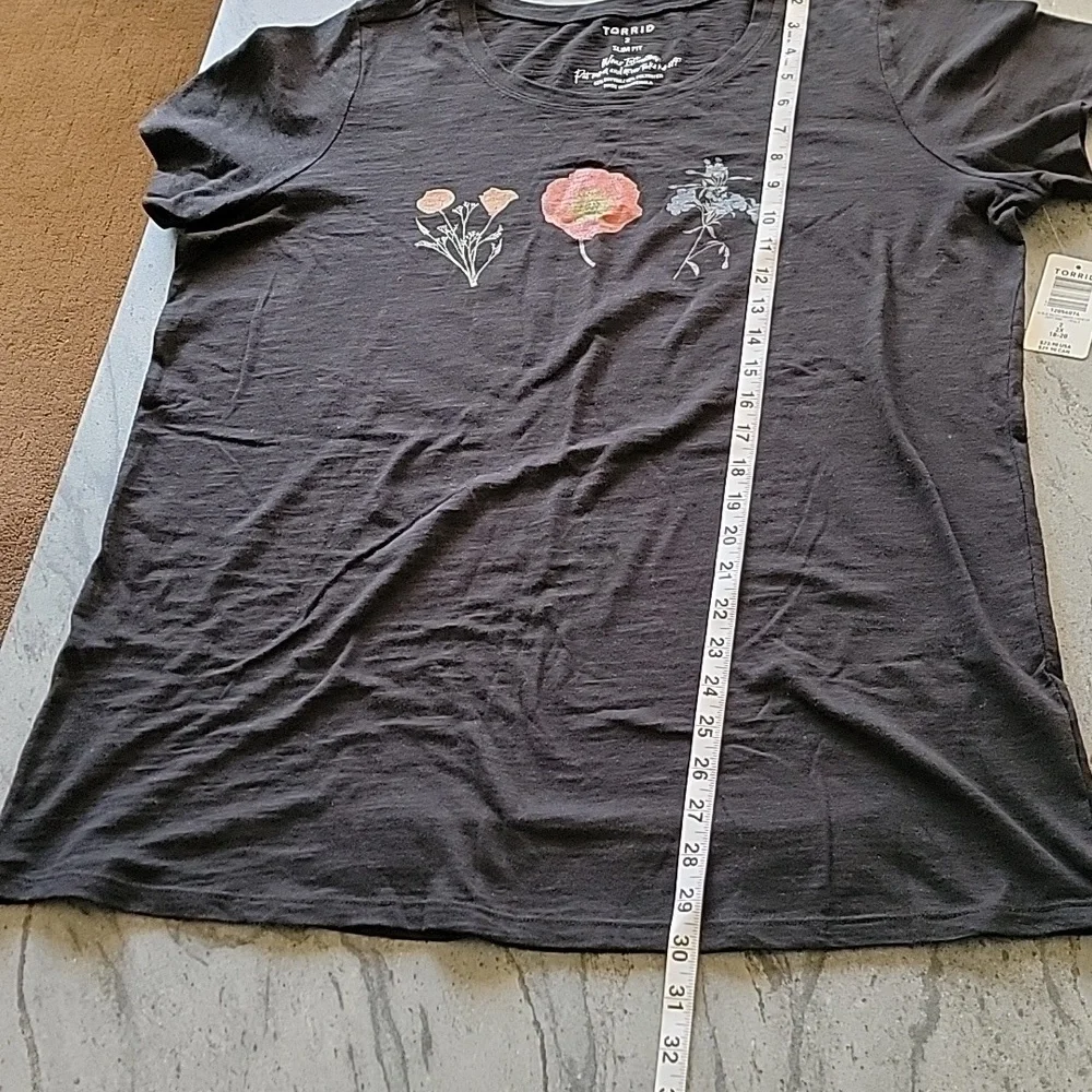 TORRID Short Sleeve Floral Design Tee Shirt Black Orange Blue size 2X 18-20 NWT - Picture 7 of 11